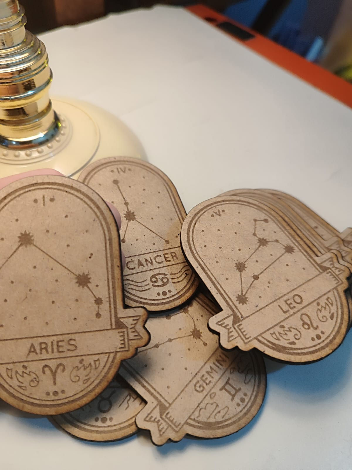 Imã de Geladeira Signos em MDF – Energia do Zodíaco