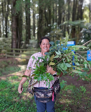 Wāhine with native plants