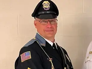 Jefe de policía de Cheshire arrestado por solicitar servicios sexuales a cambio de dinero.