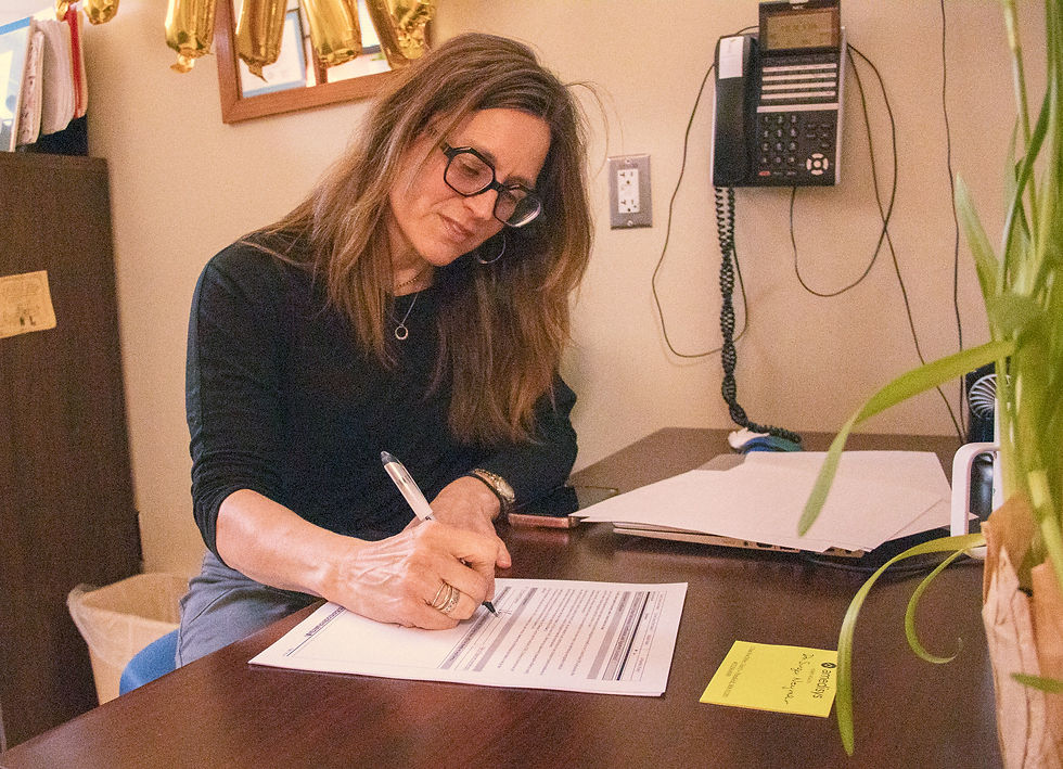 Lara en su consultorio de CHP firma una orden médica