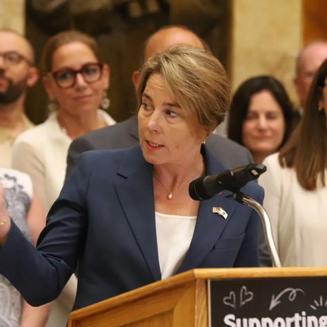 Massachusetts fortalece protecciones para inmigrantes; Healey promulgará nueva ley de emergencia