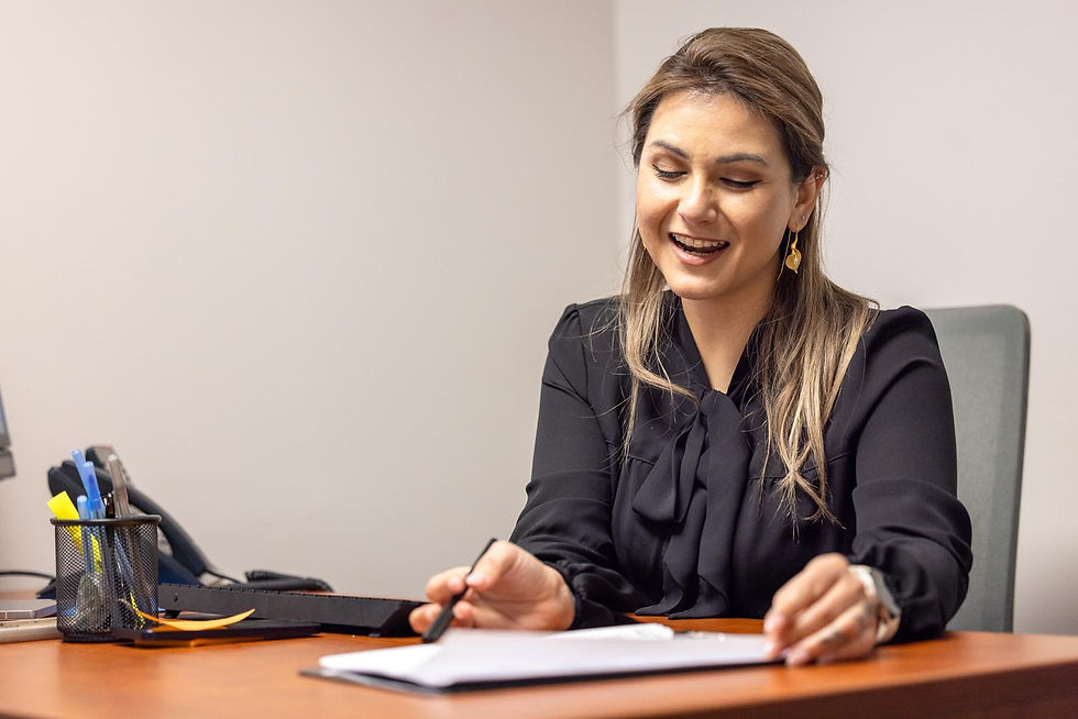 Lilia en su oficina mostrando cómo hace el procedimiento de formularios para los pacientes.