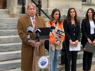 Matthew Rutledge se declara no culpable ante 3 cargos por violación.