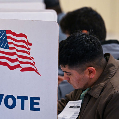 Una nueva encuesta revela dónde se encuentran los votantes latinos de cara a 2026.