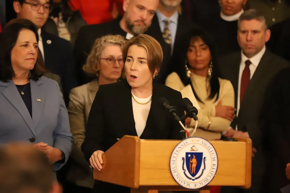 Healey apunta a ICE y refuerza protecciones para inmigrantes con orden ejecutiva y proyecto de ley