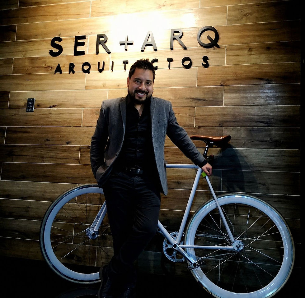 Ricardo en el despacho arquitectónico en la Ciudad de México