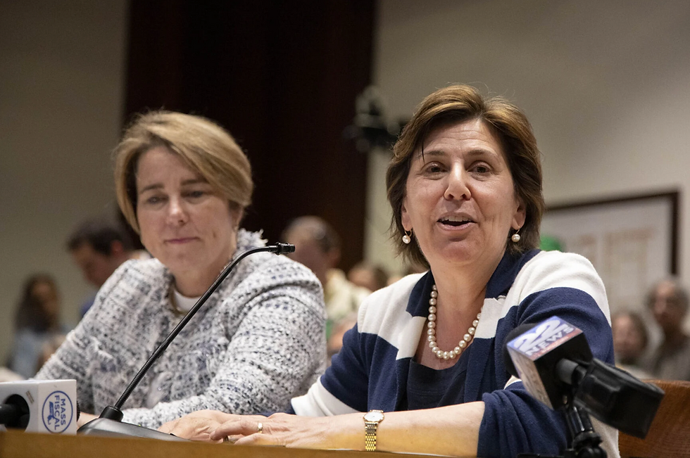 La secretaria de Energía y Asuntos Ambientales, Rebecca Tepper (derecha), y la gobernadora Maura Healey (izquierda), se dirigieron a los legisladores del Comité Conjunto de Telecomunicaciones, Servicios Públicos y Energía durante una audiencia celebrada el 25 de junio de 2025 /Chris Lisinski