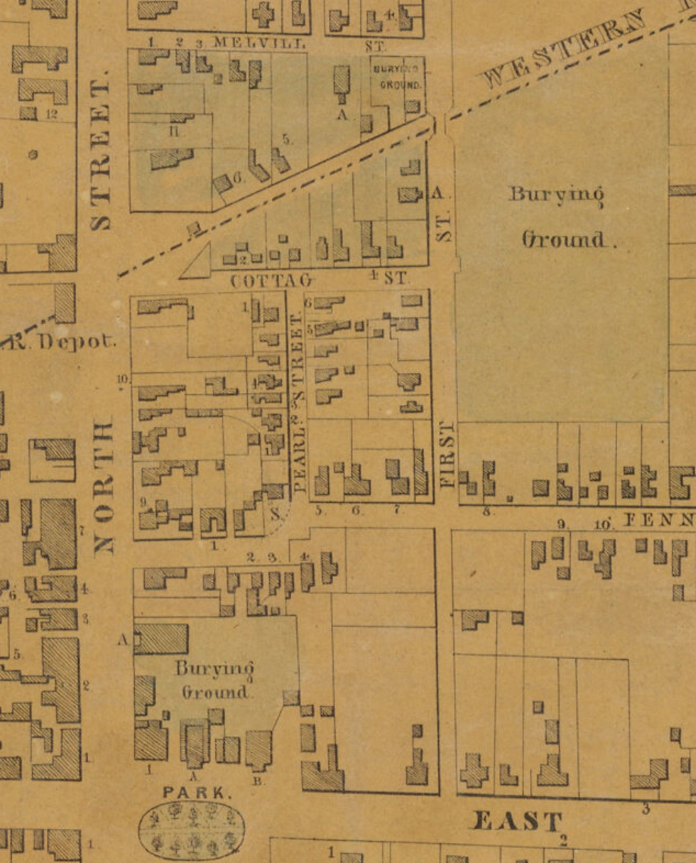 Mapa de Pittsfield de 1849 se puede apreciar los antiguos cementerios “Burying Ground” en la parte inferior izquierda y al lado derecho superior.