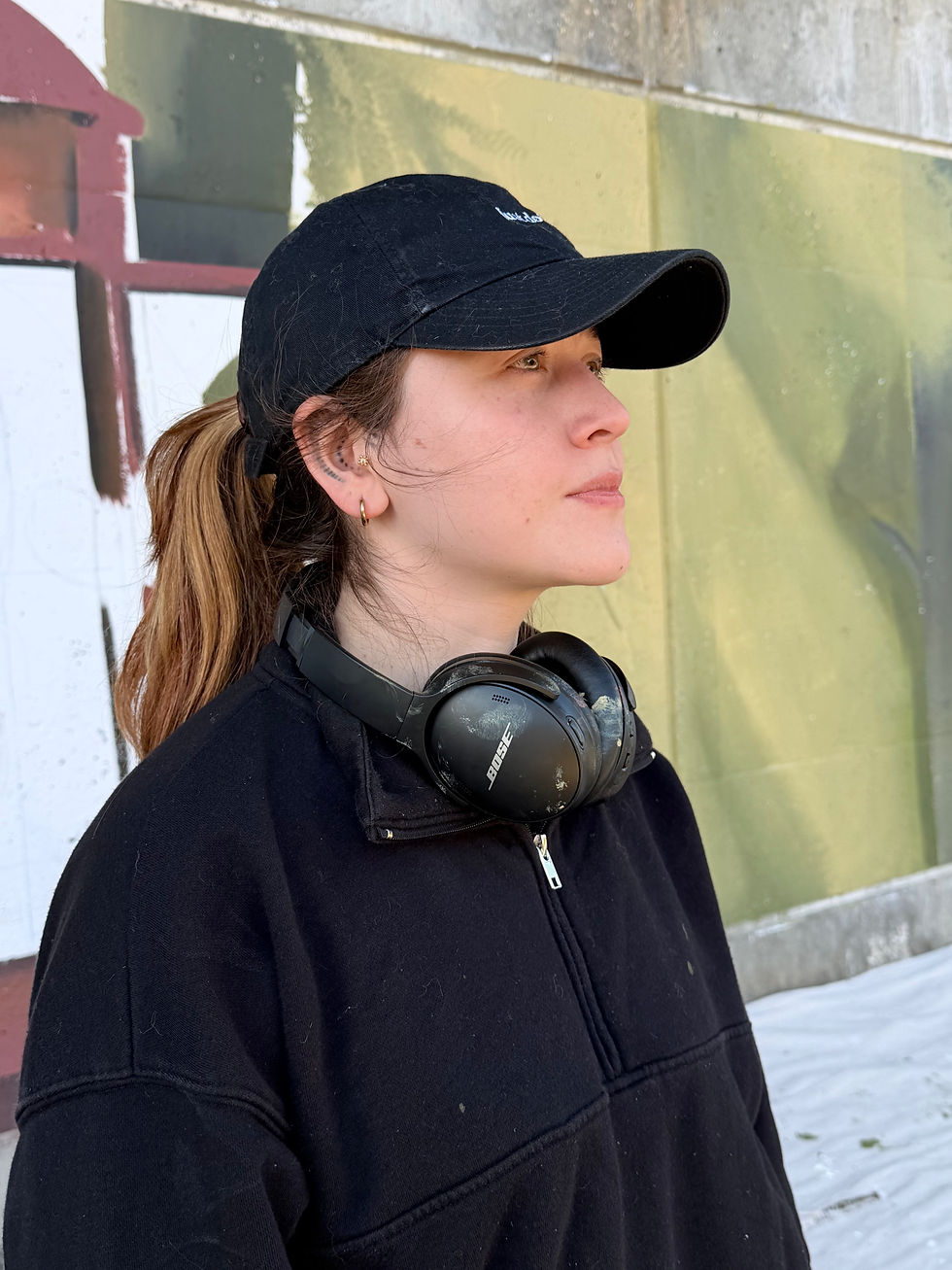 Laura Barrios originaria de Colombia es la encargada del nuevo mural en la estación de BRTA.