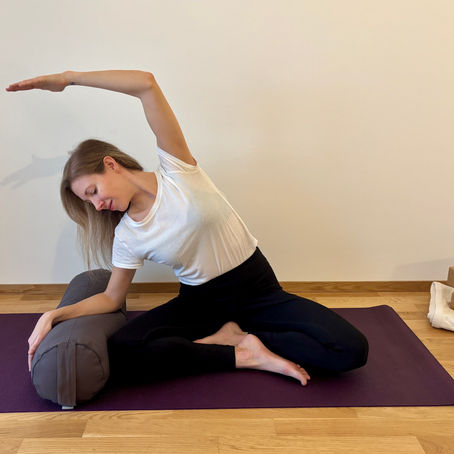 Hilfsmittel für deine Yoga Praxis: Must-Haves, Should-Haves und Alternativen, die jede:r bei sich Zuhause findet