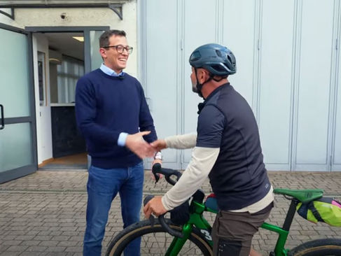 Giro d'Italia a Cesano, la Rai racconta il saper fare artigiano con l'impresa Figini 