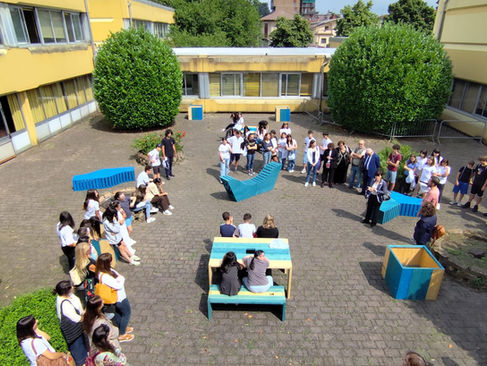 Lissone, un progetto creativo unisce scuola e artigianato: arredi progettati e dipinti dai ragazzi con la guida di Galbiati