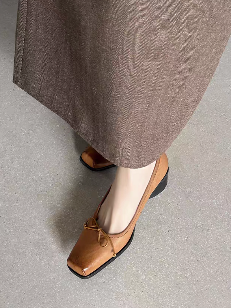 Lambskin brushed off color ribbon round low heels 8