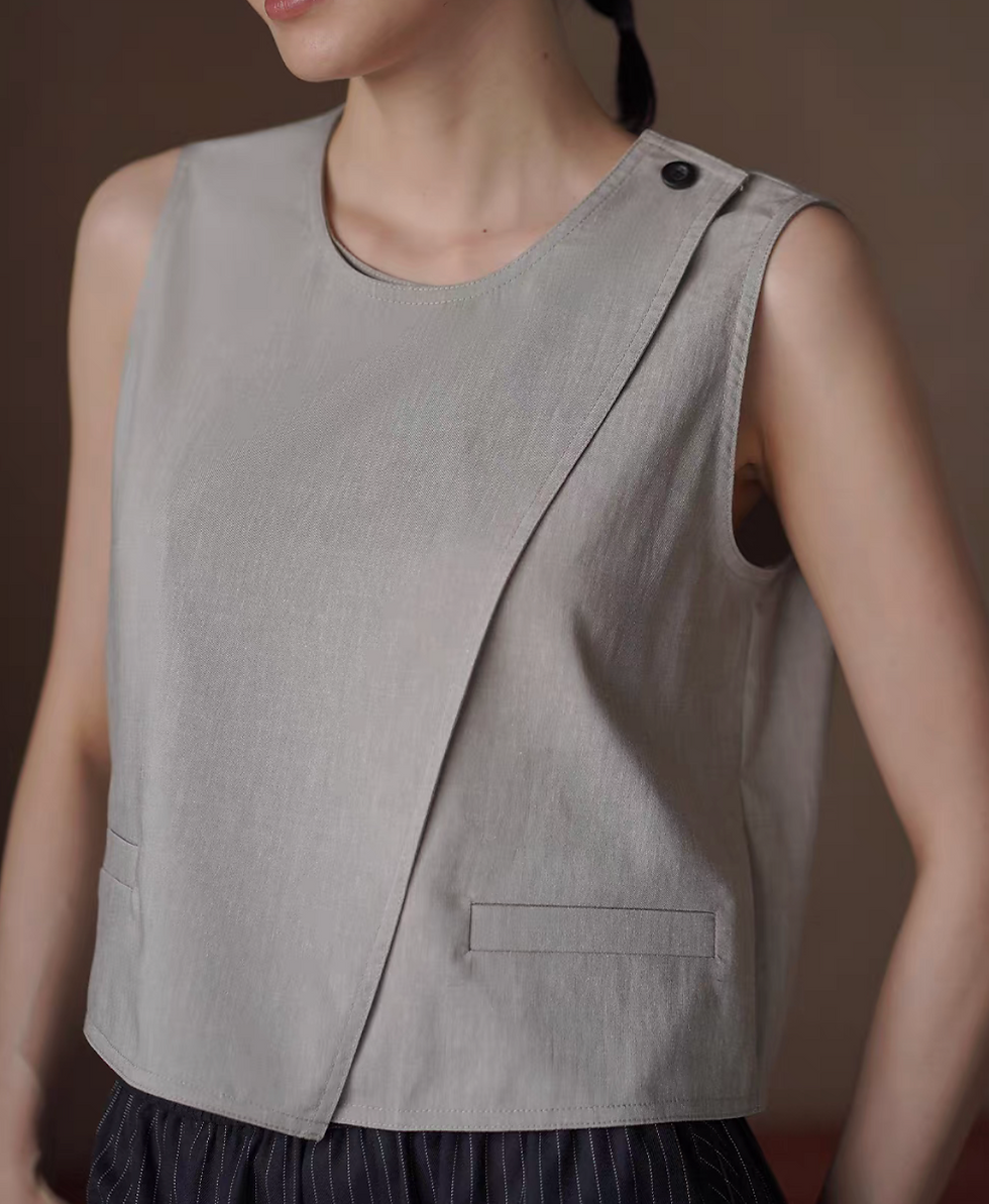 Thumbnail: Lyocell linen rayon beige diagonal pleated shoulder buttoned vest