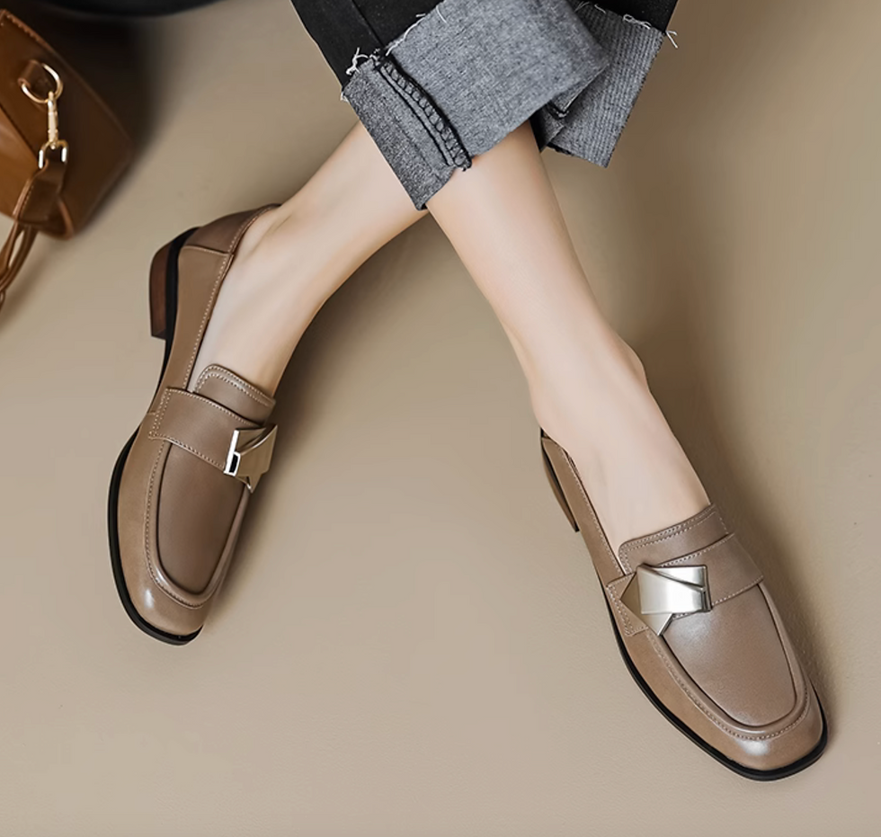 Thumbnail: Overlapping metal piece calf leather contour loafers