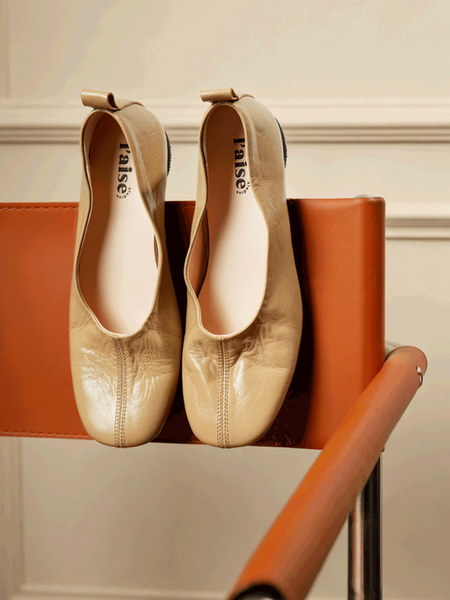 Made in Paris Italian oil waxed ruffled sheep skin round toe flats