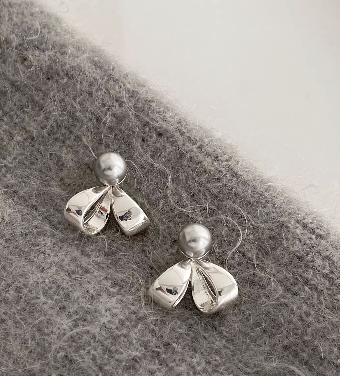 925 Silver grey alloy plastic pearls bow earrings