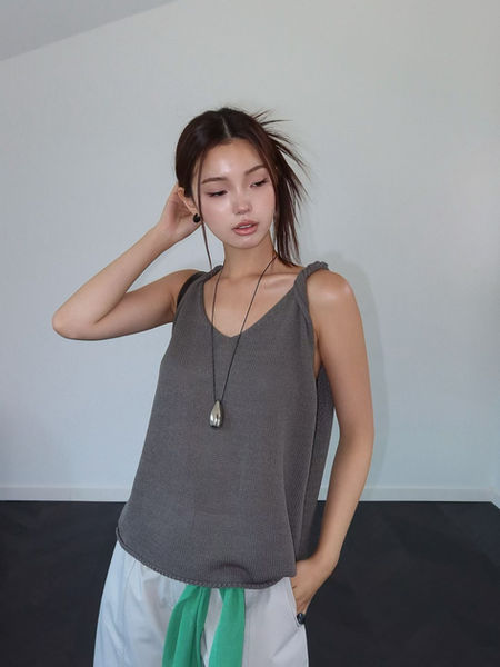 Twist straps V neck knitted acrylic vest 