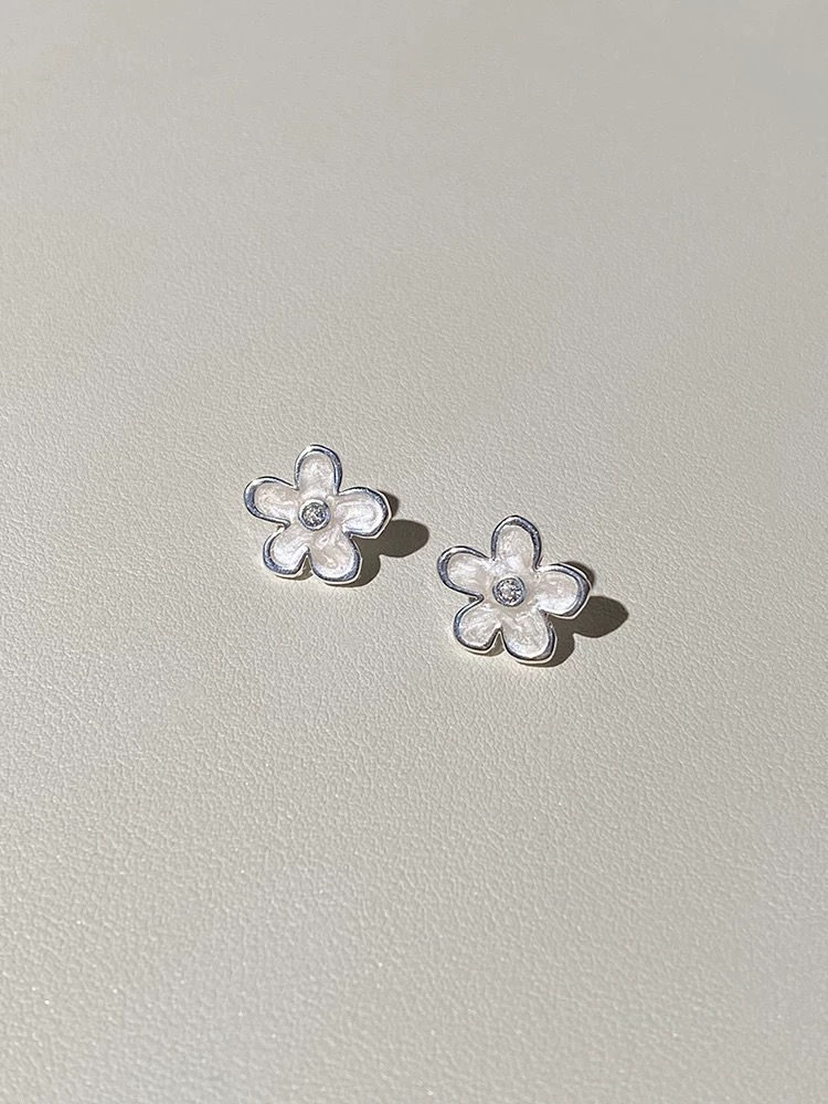 Thumbnail: Ivory tinted 915 silver floral earrings 