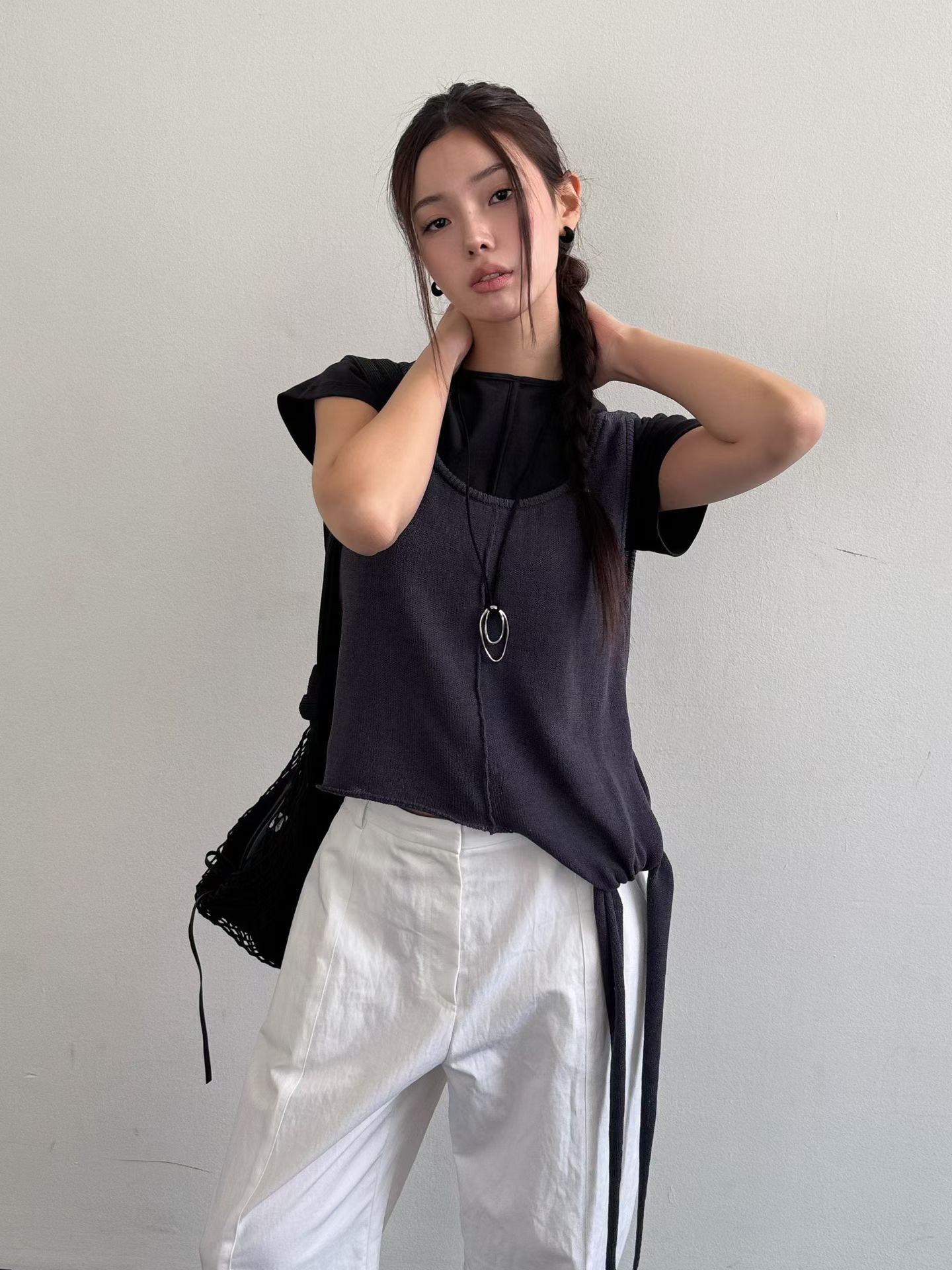 Side knot contour U neck knitted cotton nylon vest 