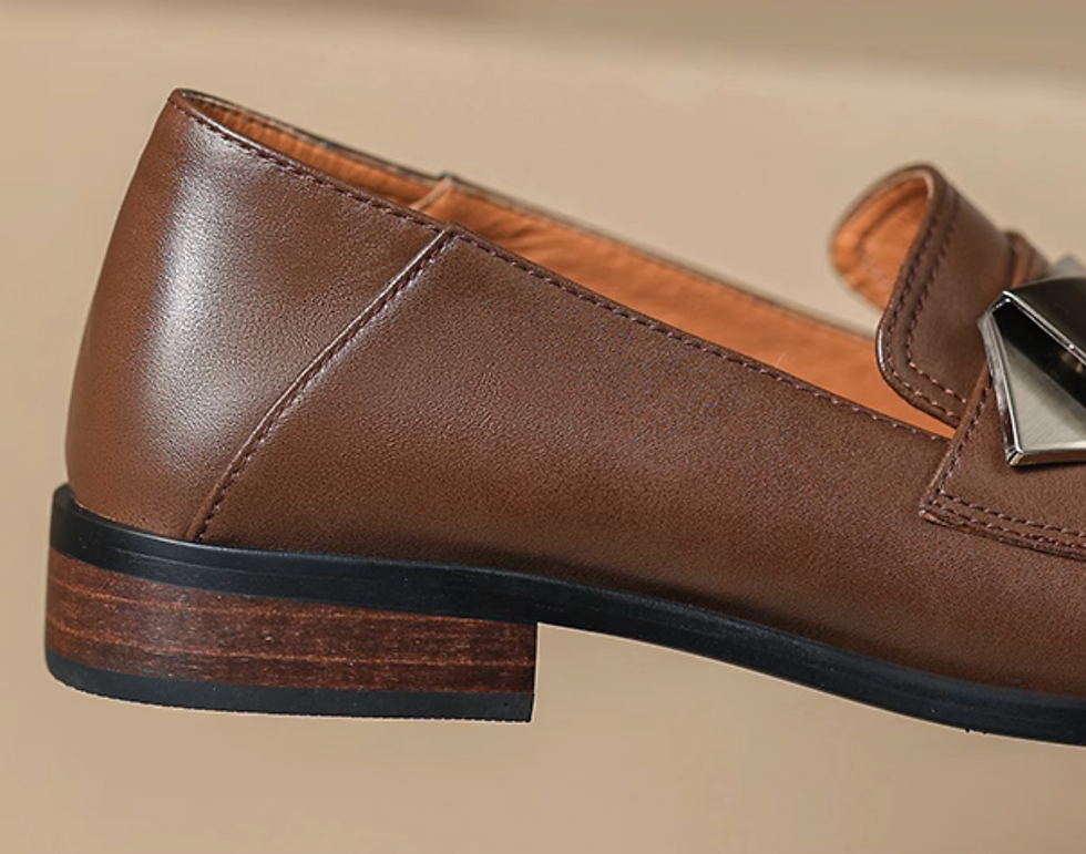 Thumbnail: Overlapping metal piece calf leather contour loafers