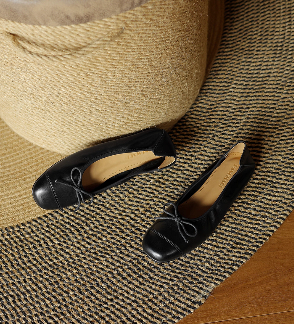 Thumbnail: Curved cut calf leather ribbon flats