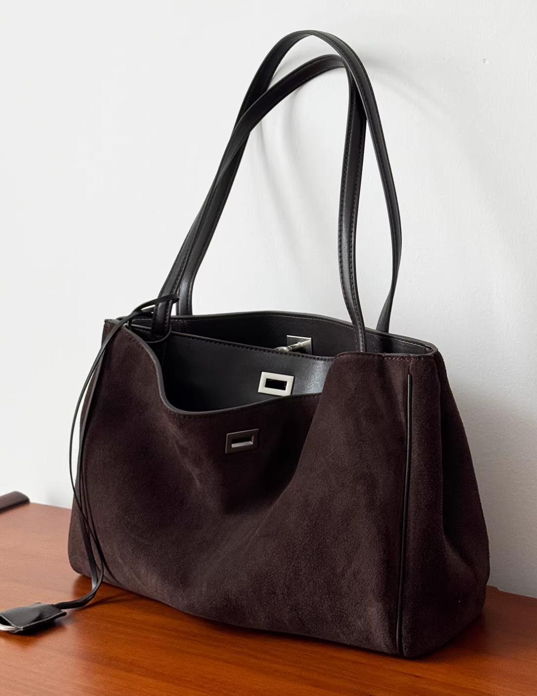 Suede docking matte buckle shoulder totebag with tag