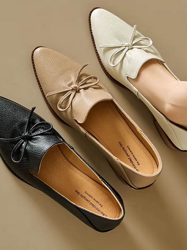 Ribbon embossed lambskin wood heel pointy shoes