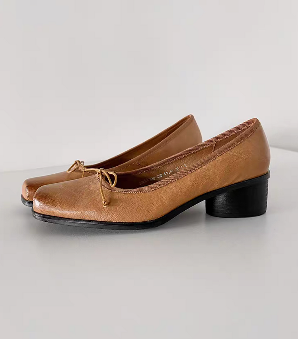 Thumbnail: Lambskin brushed off color ribbon round low heels