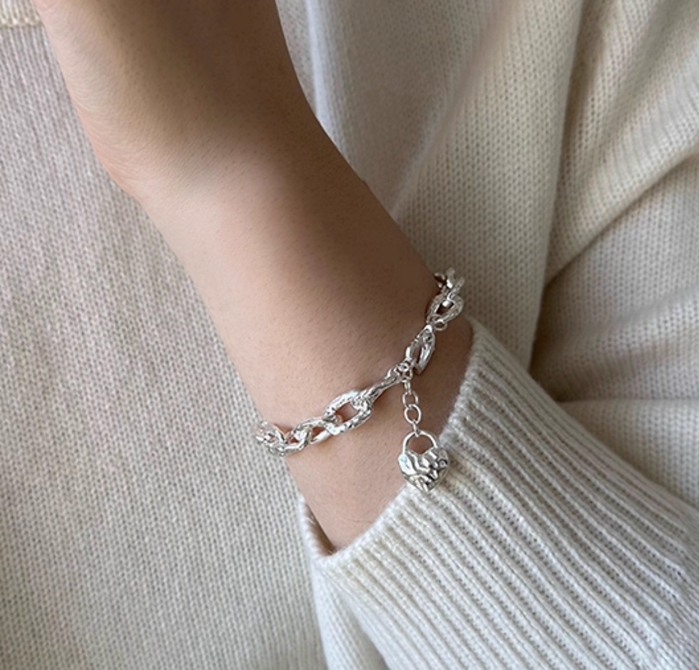 Thumbnail: Engraved heart & loops 925 silver bracelet