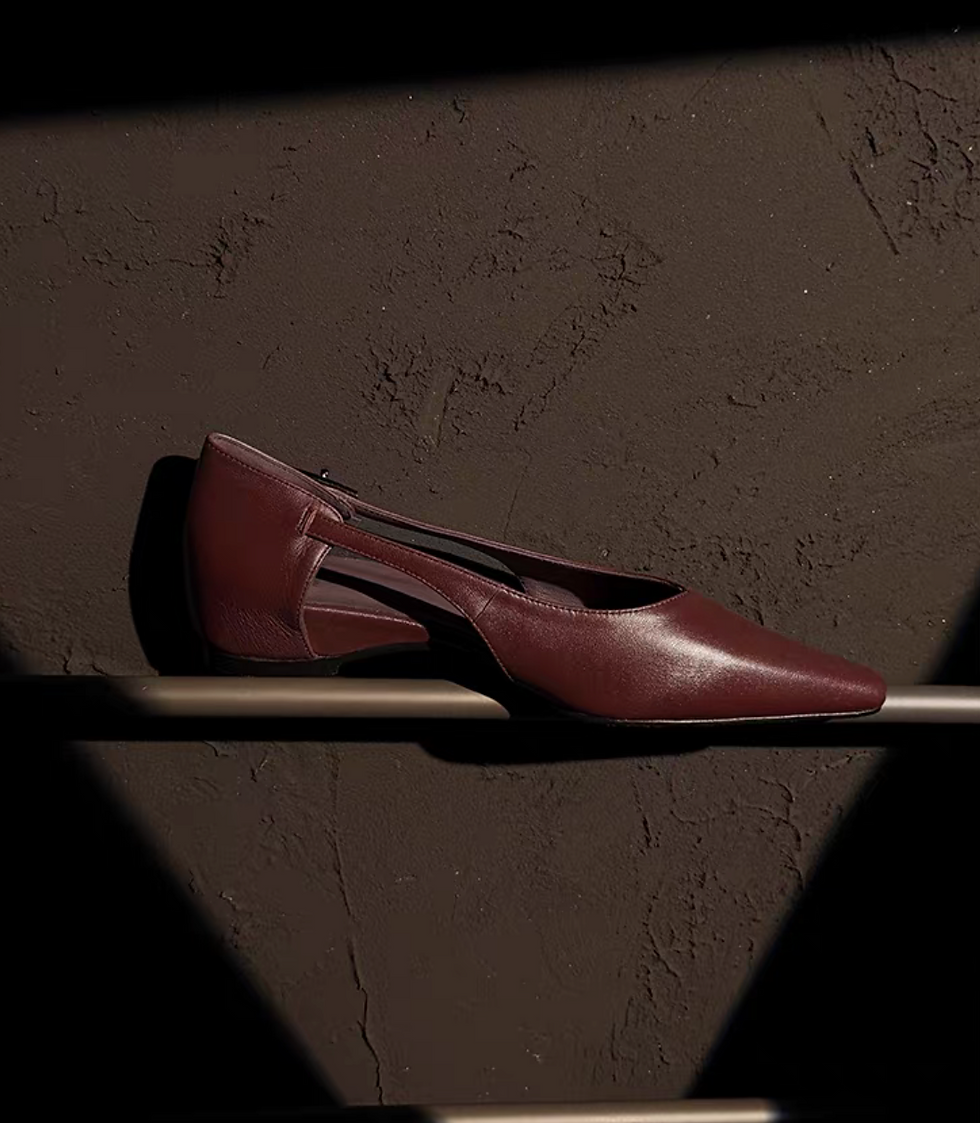 Thumbnail: Lambskin side silver metal twist buckle pointy shoes