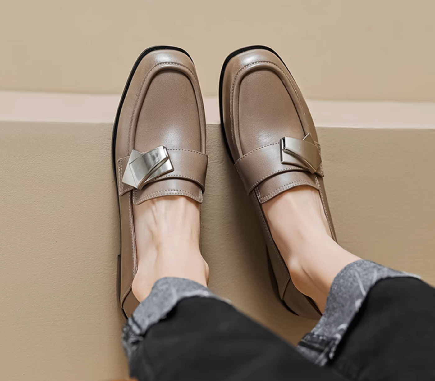 Overlapping metal piece calf leather contour loafers