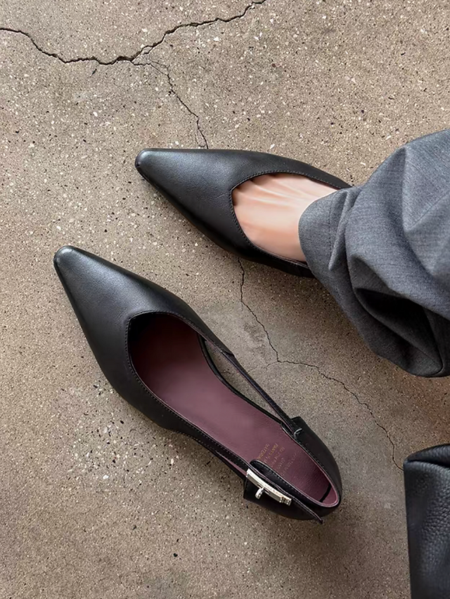 Lambskin side silver metal twist buckle pointy shoes 2
