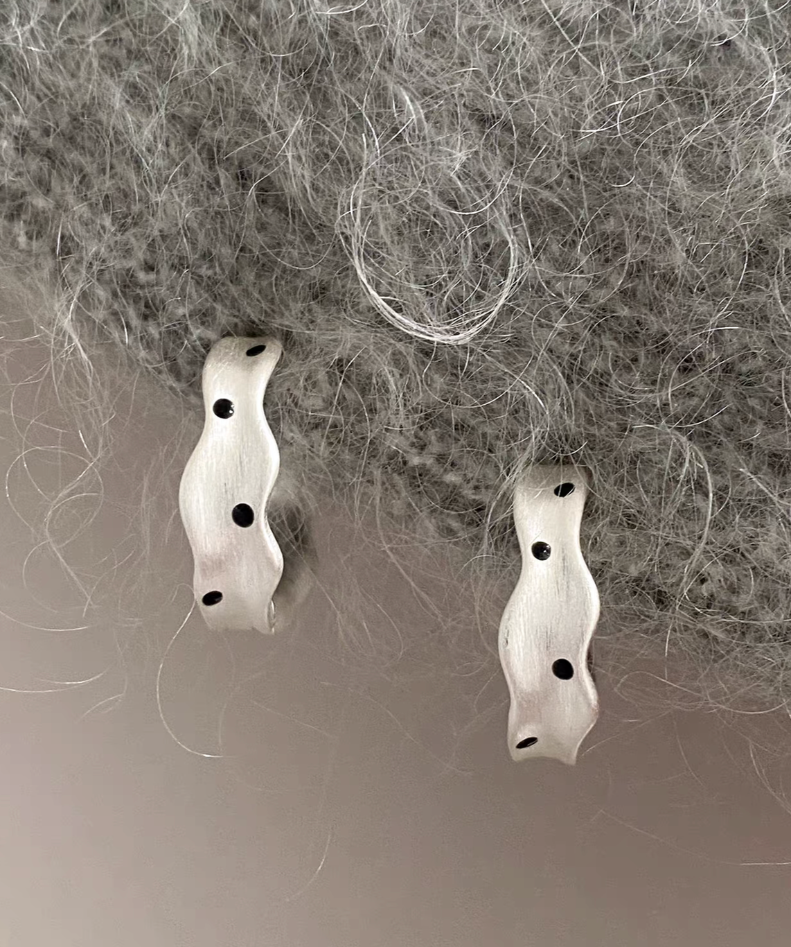 925 Silver dottie wavy rim earrings