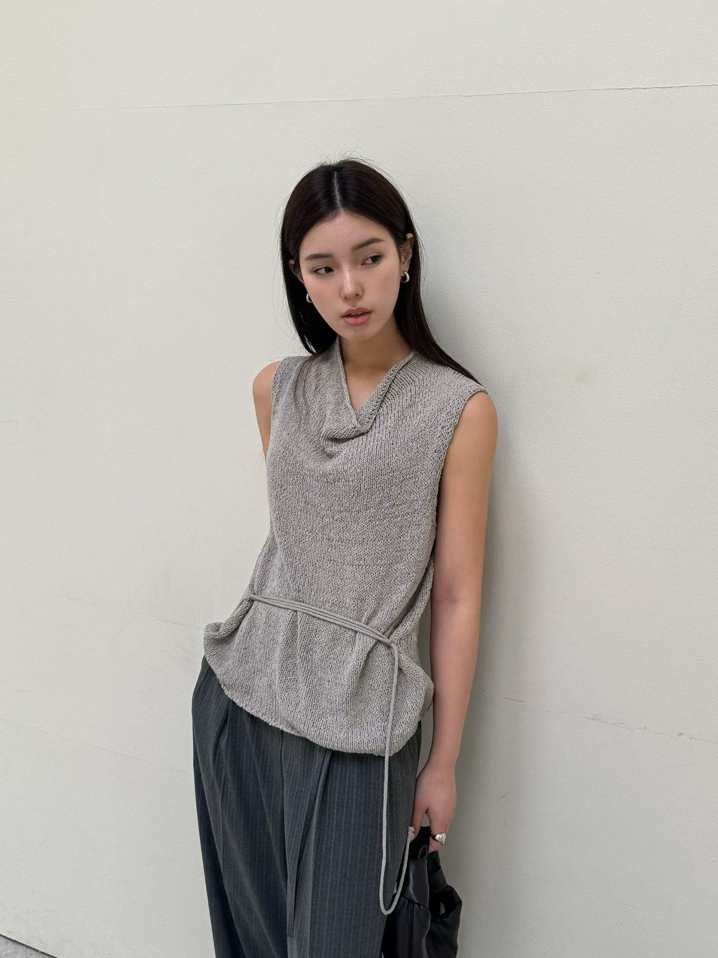 Drape collar belted cotton hanjin yarn knitted vest 