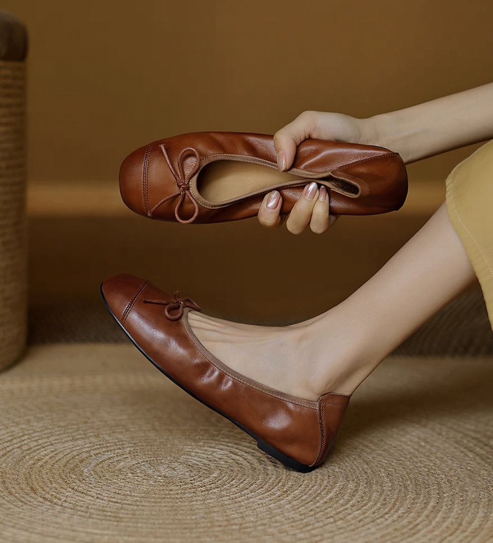 Thumbnail: Curved cut calf leather ribbon flats