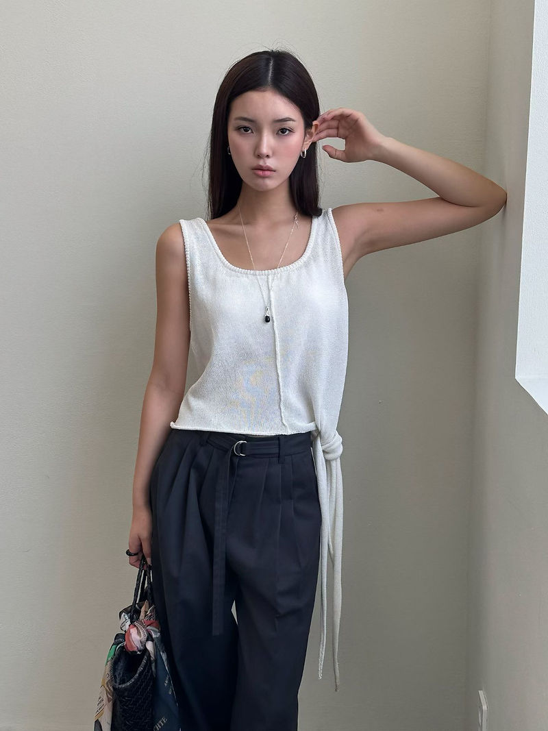 Side knot contour U neck knitted cotton nylon vest  1