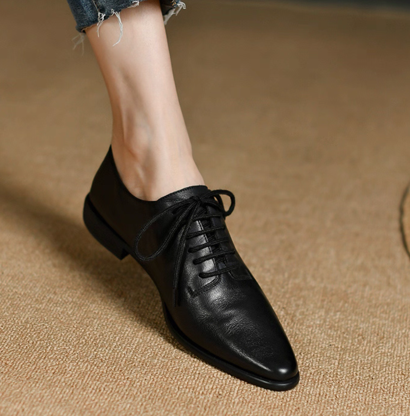 Brushed off calf leather pointy lacing shoes