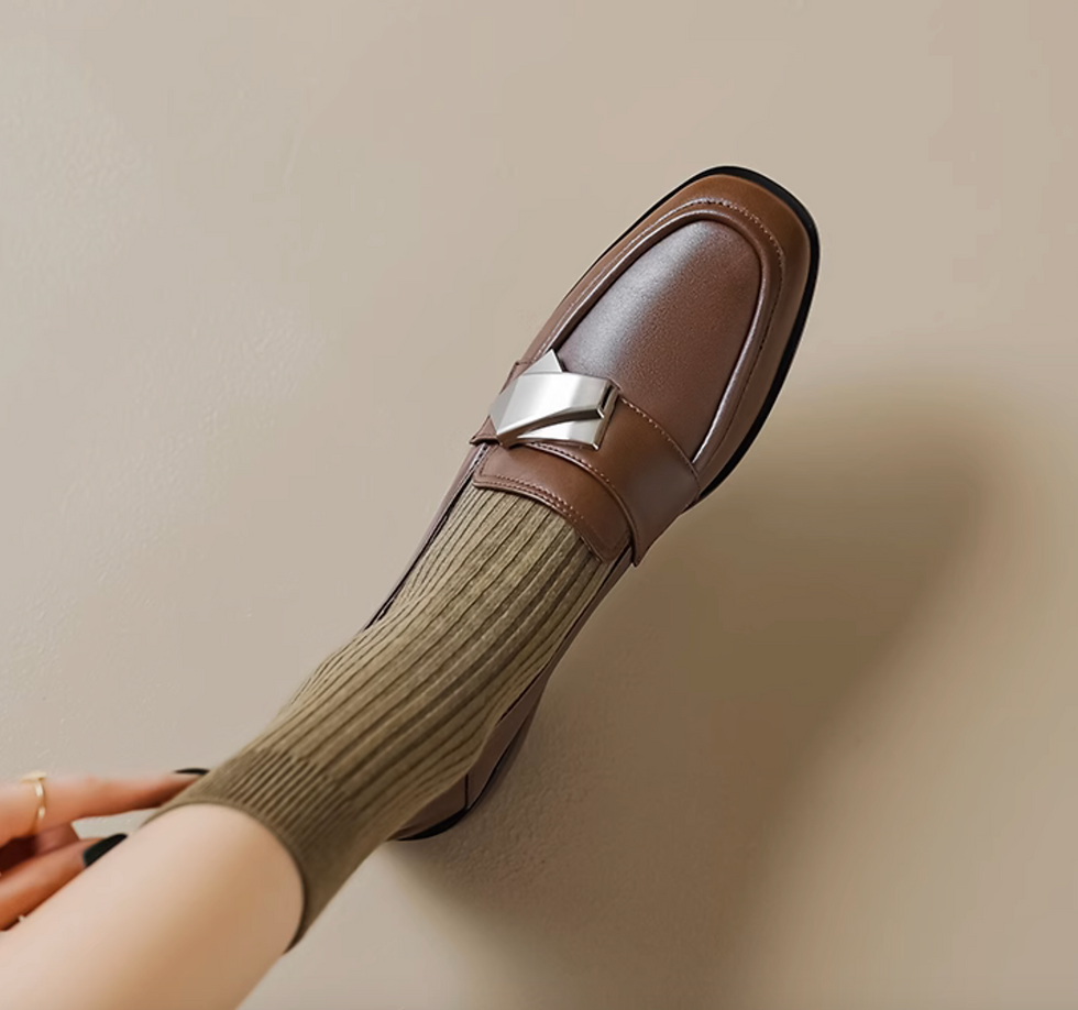 Thumbnail: Overlapping metal piece calf leather contour loafers