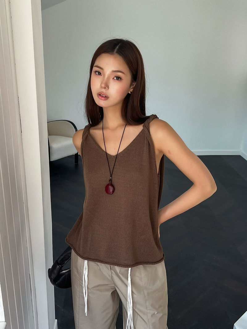 Twist straps V neck knitted acrylic vest 8