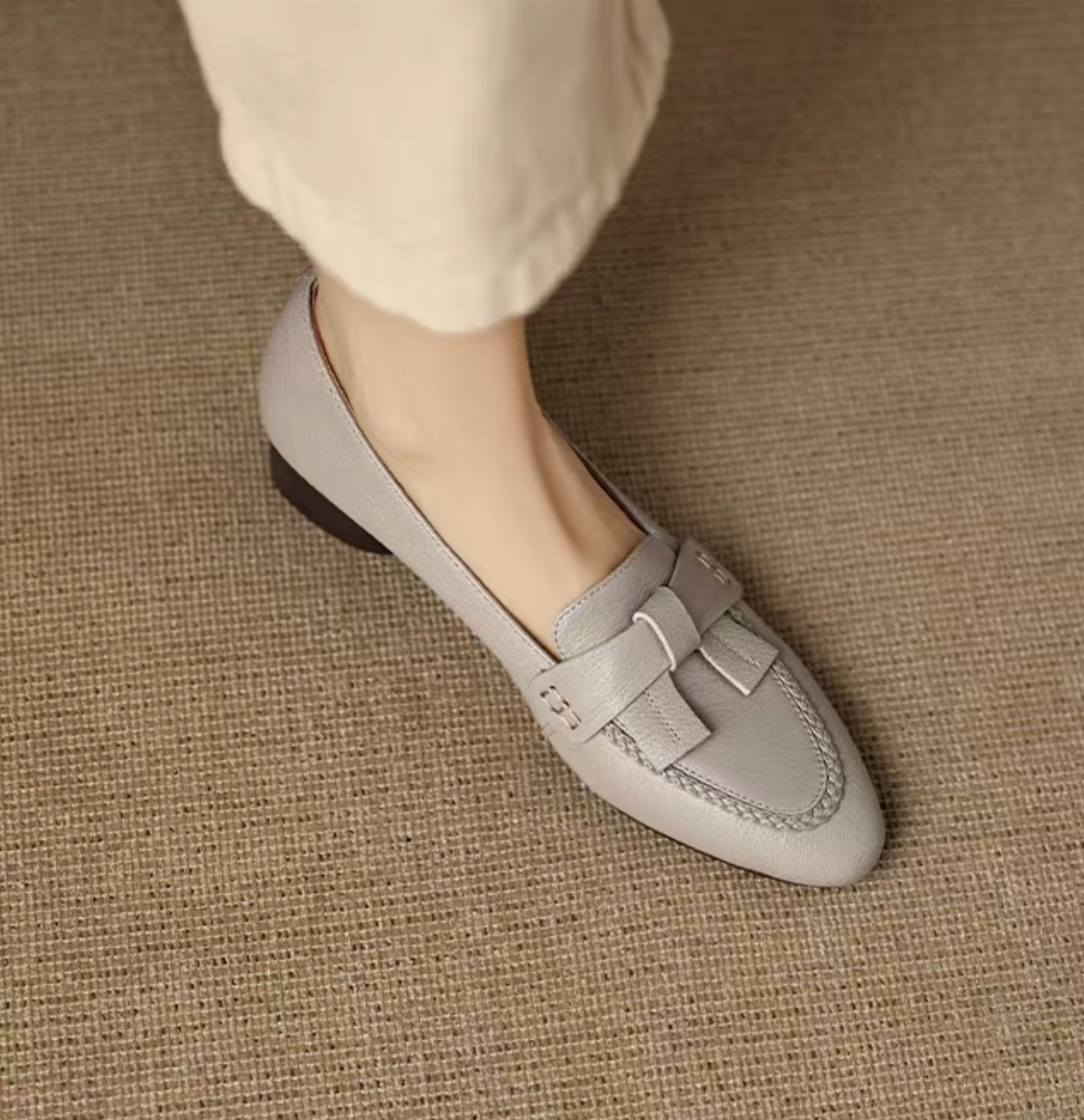Grain lambskin bow design round heel loafers