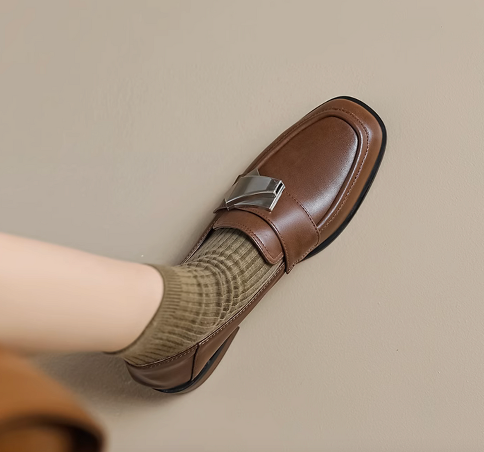 Thumbnail: Overlapping metal piece calf leather contour loafers