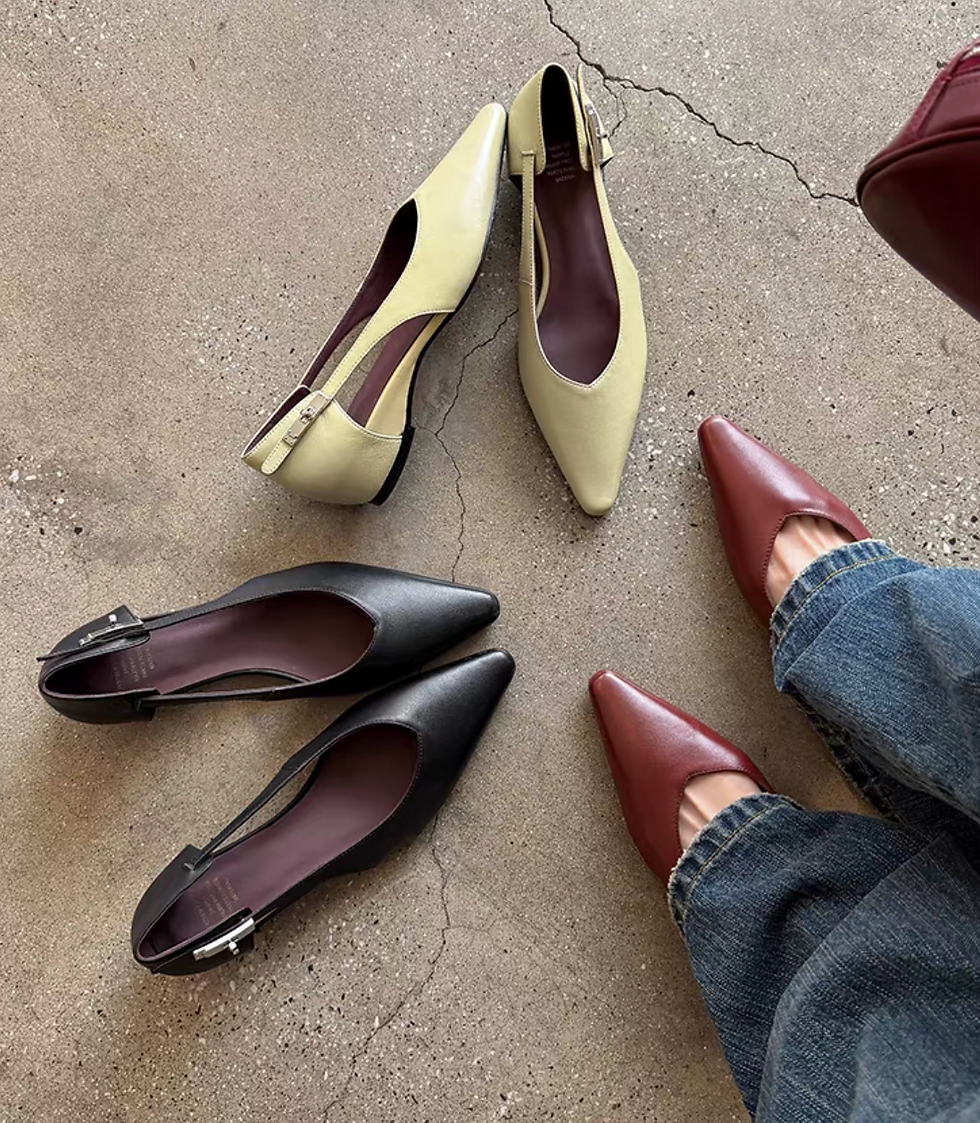 Thumbnail: Lambskin side silver metal twist buckle pointy shoes