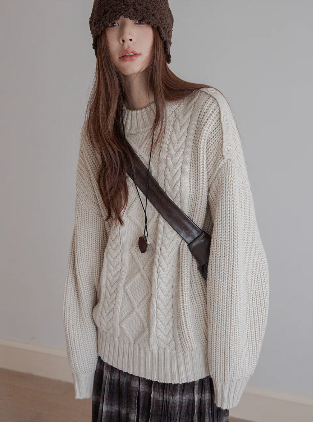 Shoulder buttoned diamond patterned cable knitted wool acrylic knitwear