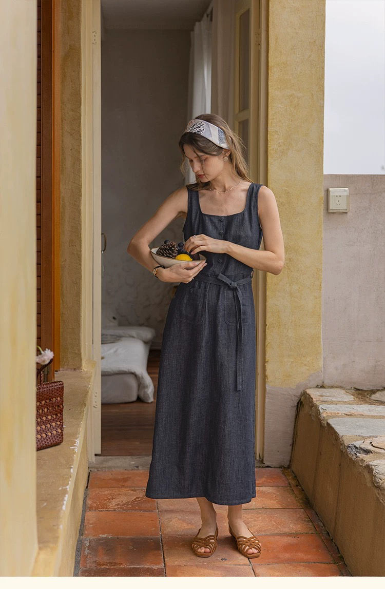 Thumbnail: Belted metal engraived pin sleeveless tencel linen denim dress