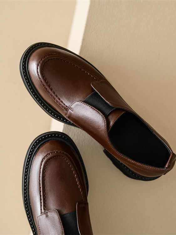 Elastic flaps contour calf leather loafers 11