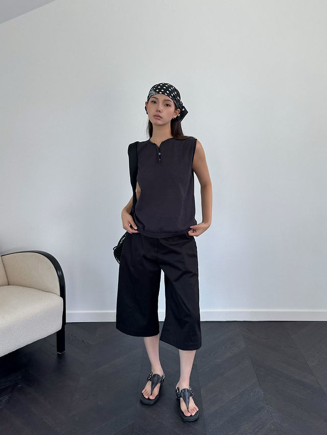 Buttoned crewneck cotton poly knitted vest  3