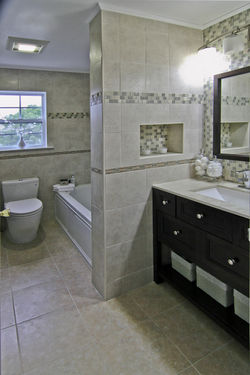 Hallway bathroom - ceramic tiles