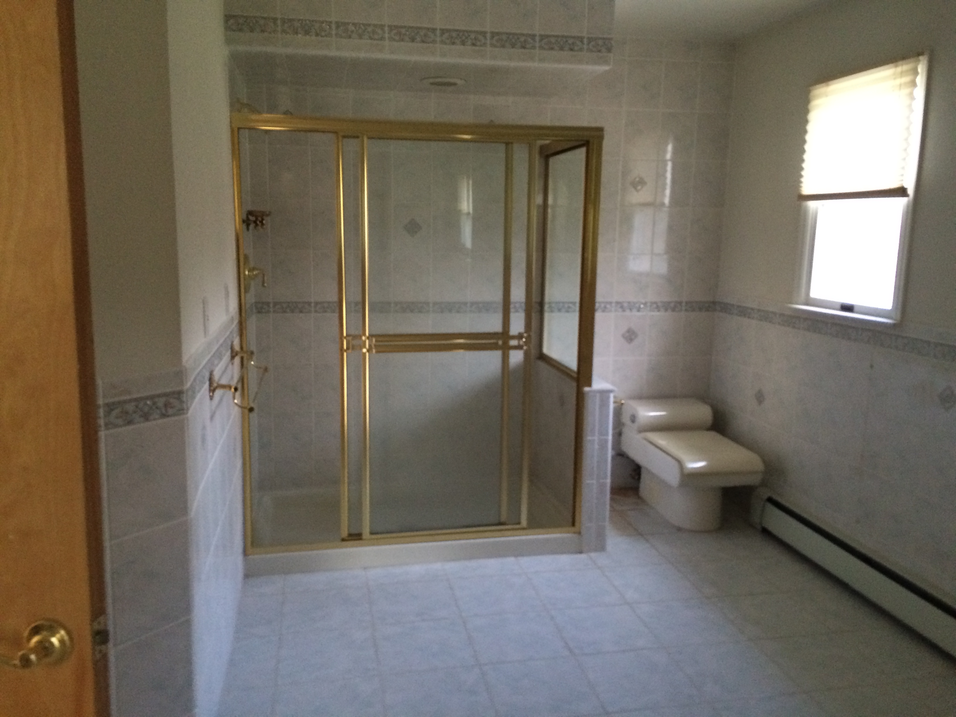 Master bathroom Before