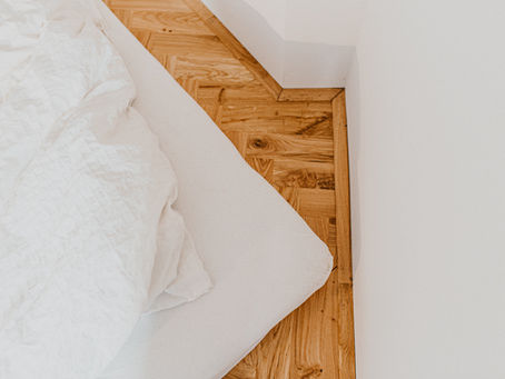 Ein minimalistisches Podestbett in einer ehemaligen Küche